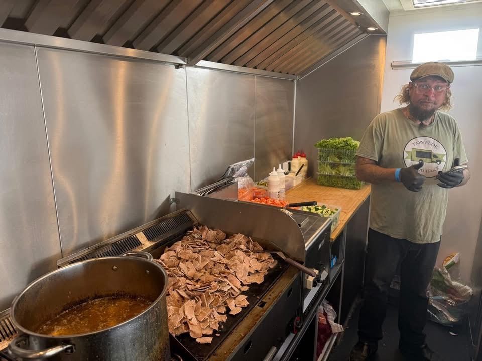 Kød tilberedes på grillen