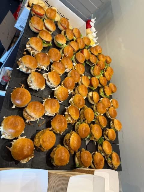Hjemmelavede sliders klar til servering
