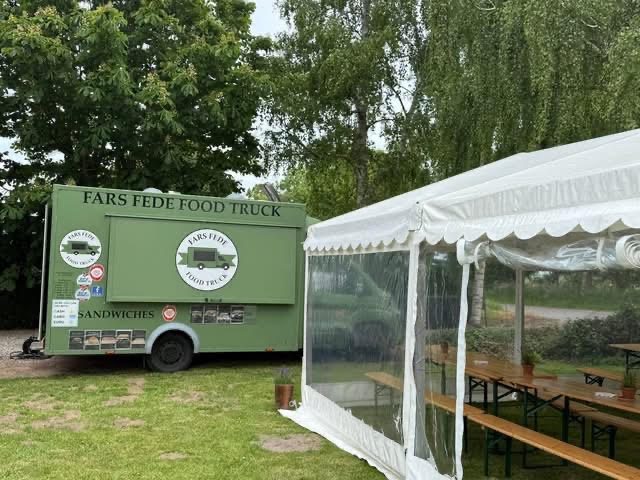 Fars Fede Food Truck til et teltarrangement