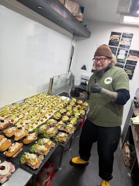 Friske sandwich bliver lavet fra bunden hos Fars Fede Food Truck